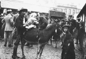 One of the most iconic images from the collection. A young child sits on the back of a donkey
facing a baboon. Note the children in the background standing barefoot in the mud and manure of the cattle mart where the circus set up.
Original Format: Glass Plate Negative
PRONI Ref: D1422/B/17/39/ALL/A
© PRONI